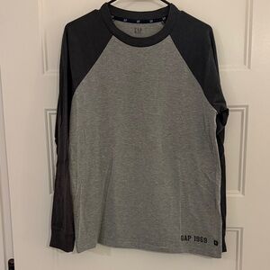 GAP Men's Two-Tone Gray and Charcoal Gray Long Sleeve Tee